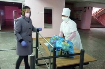 Выдача продуктовых наборов школьникам